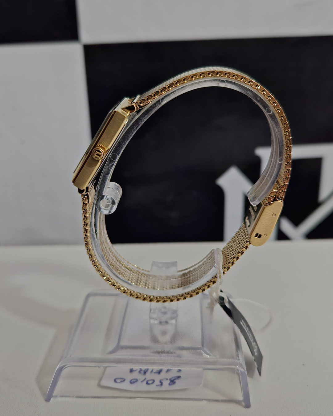 Relógio Feminino Orient com Vidro de Safira Dourado Quadrado