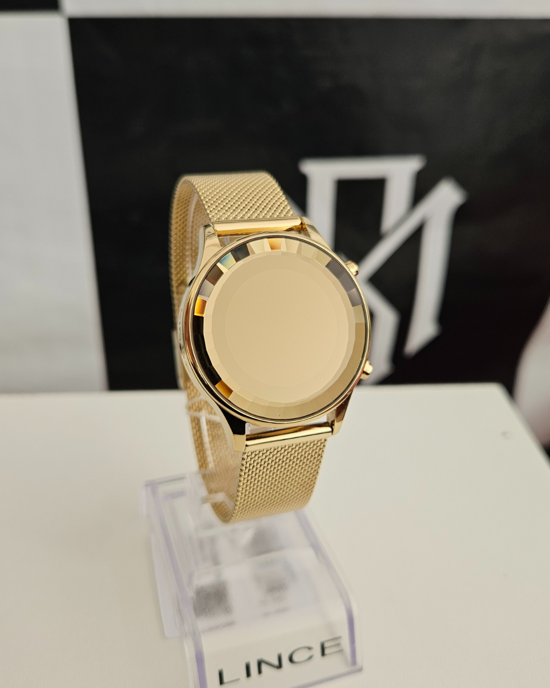 Relógio Digital Dourado com Pulseira Mesh – Design Moderno