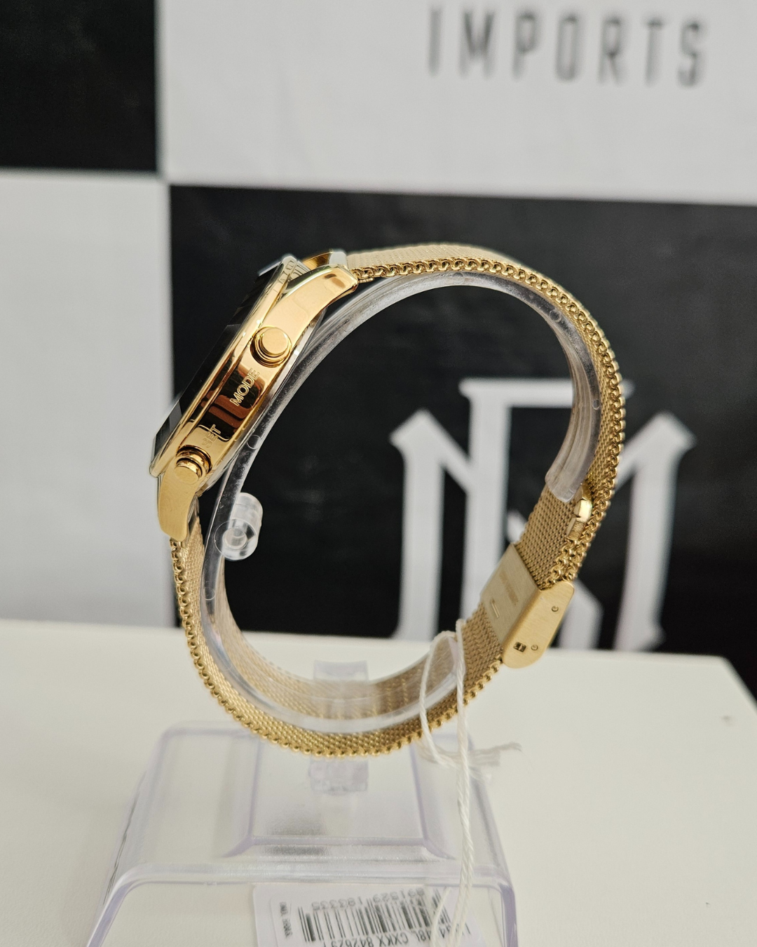 Relógio Digital Dourado com Pulseira Mesh – Design Moderno