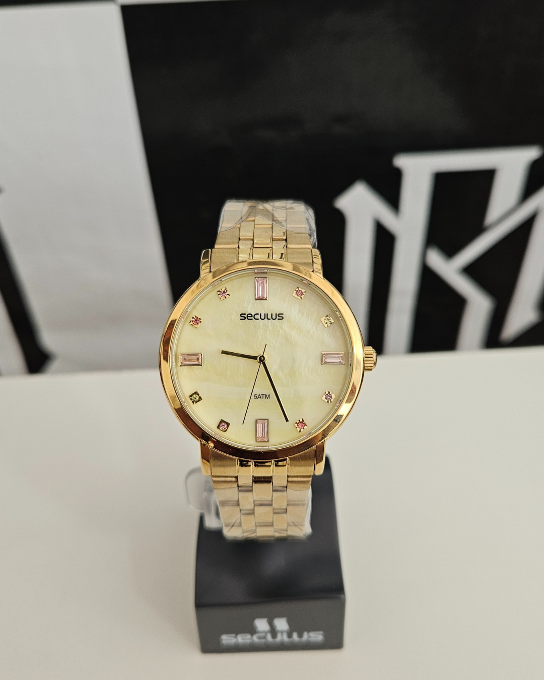 Relógio Feminino Dourado Madrepérola com Cristais