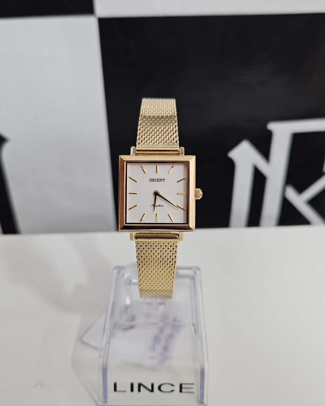 Relógio Feminino Orient com Vidro de Safira Dourado Quadrado