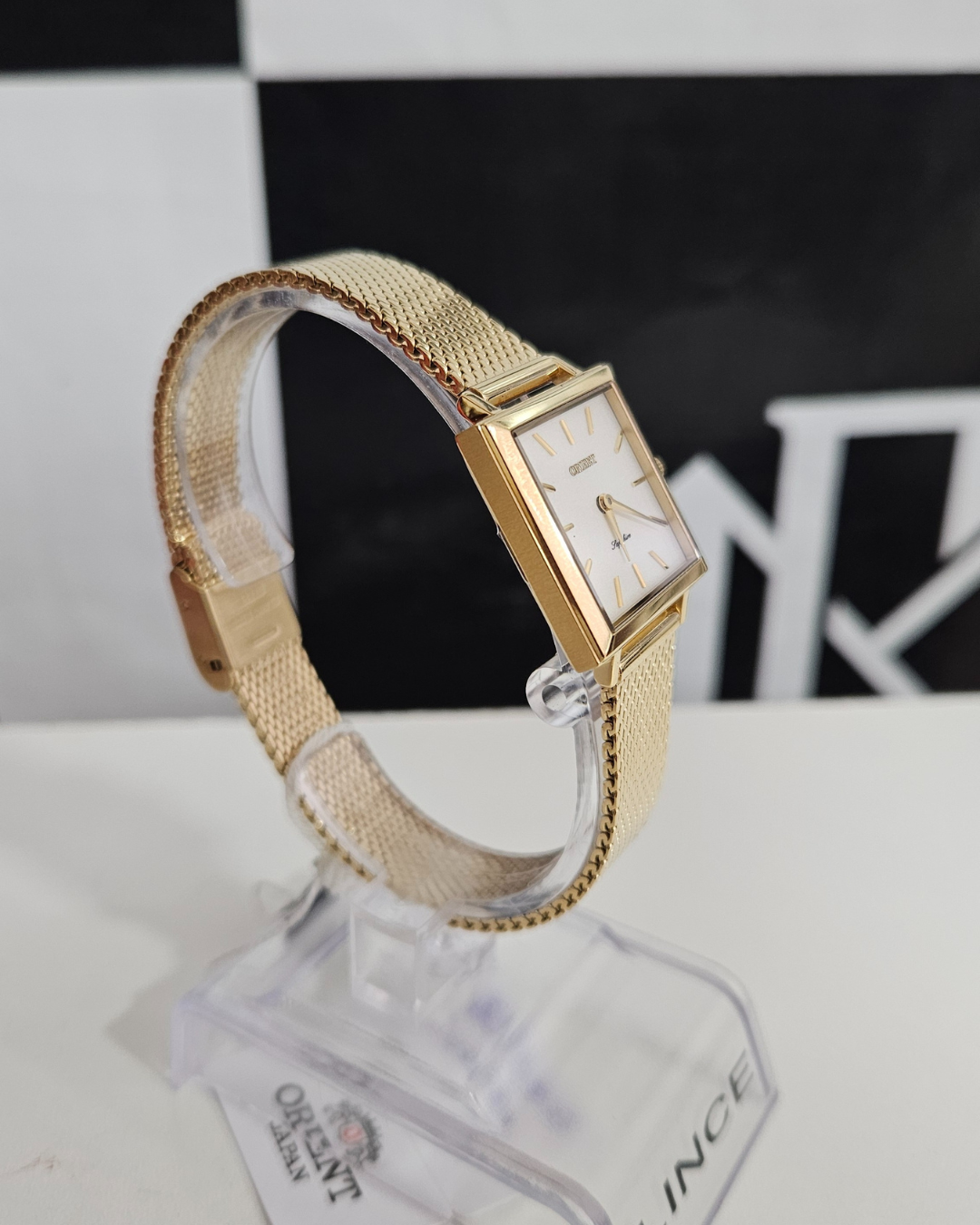 Relógio Feminino Orient com Vidro de Safira Dourado Quadrado