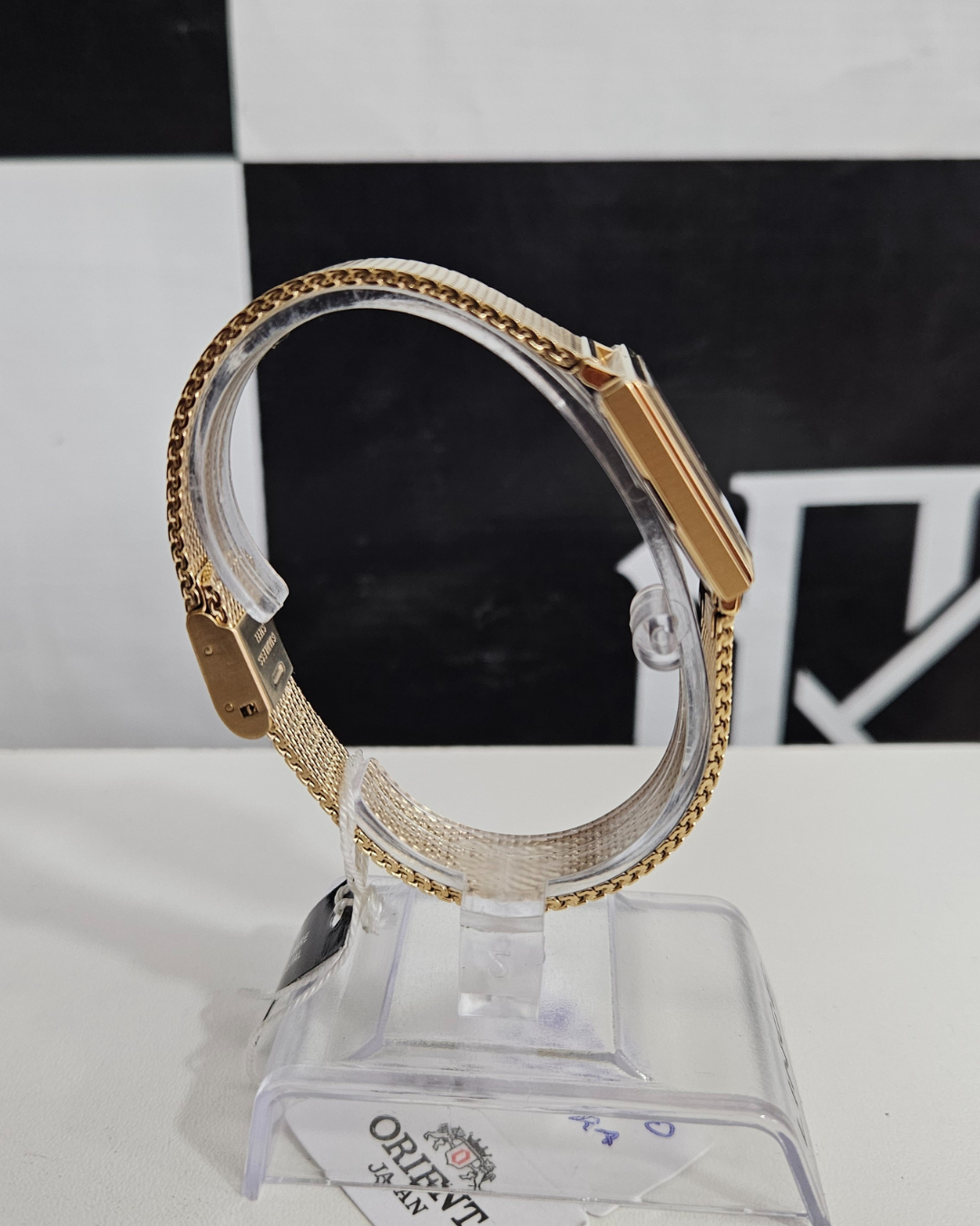 Relógio Feminino Orient com Vidro de Safira Dourado Quadrado